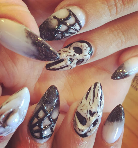 Mẫu nails khác cũng do thợ nails ở Bnails thực hiện chào đón Halloween.